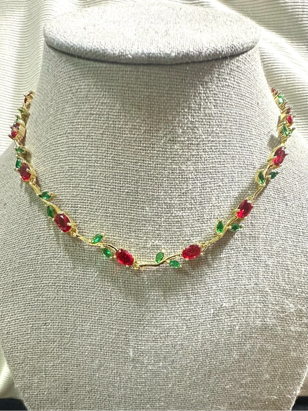 Lovely Interlocking Rose Glass Rhinestone Choker Necklace